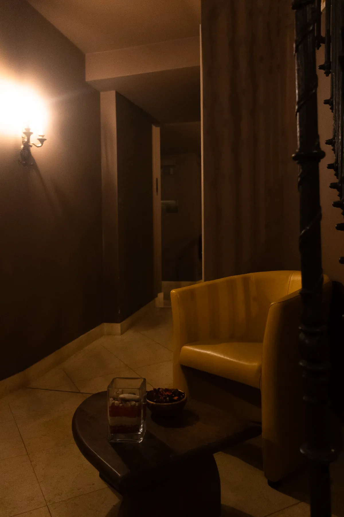Křeslo a nízký stolek v tichém koutě salonu